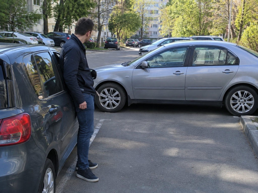 Чужая машина заблокировала выезд со двора